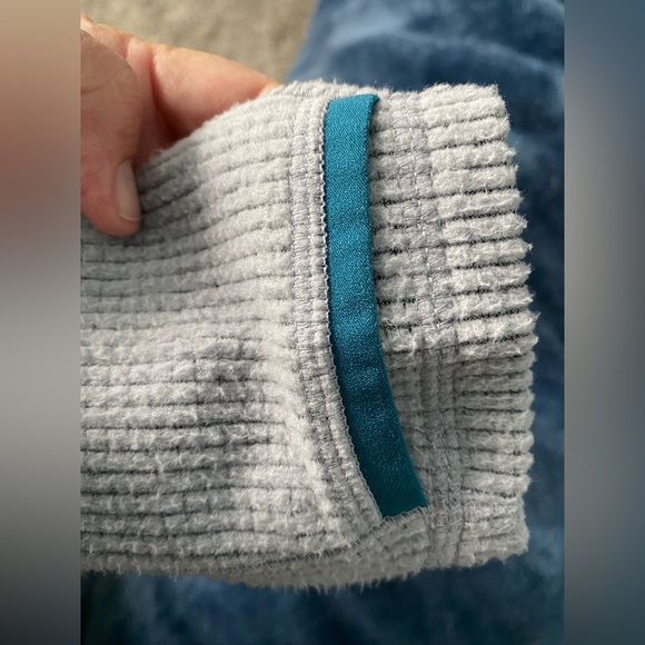 LLBean woman’s fleece pullover with pockets!! - Picture 6 of 7